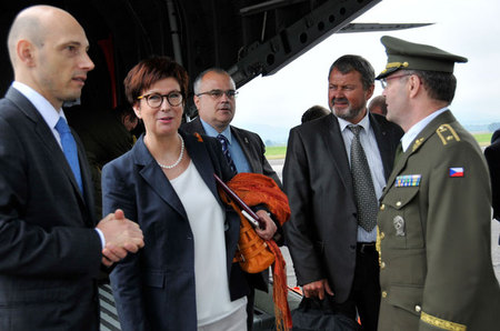 Na letišti ve francouzském Epinolu přivítali českou delegaci Daniel Volf a brigádní generál Jaroslav Malý