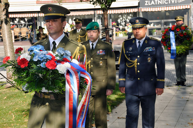 Slavnostnímu shromáždění u příležitosti 72. výročí SNP předcházel pietní akt u Pomníku padlých čs.zahraničních letců ve 2.sv. válce v pražských Dejvicích. Čest padlým vzdali velitel Vzdušných sil AČR generál Jaromír Šebesta a ředitel odboru pro válečné veterány MO plukovník Eduard Stehlík