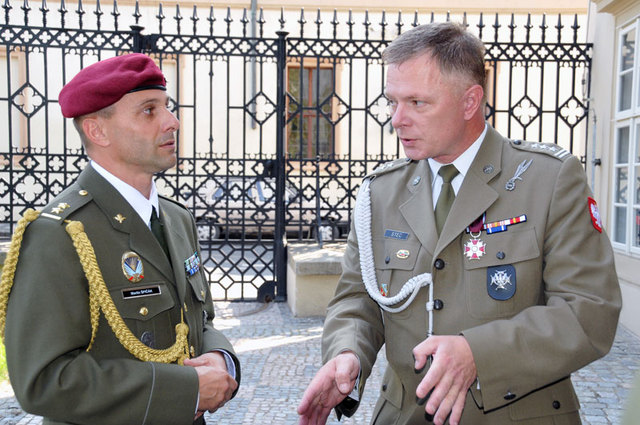 Na polské ambasádě v Praze přivítal hosty z Tábora přidělenec obrany Polska plk. Jacek Stec. Na snímku v rozhovoru s velitelem táborského mechanizovaného praporu pplk. Martinem Špičákem