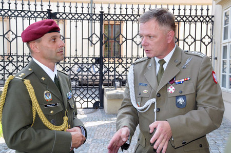 Na polské ambasádě v Praze přivítal hosty z Tábora přidělenec obrany Polska plk. Jacek Stec. Na snímku v rozhovoru s velitelem táborského mechanizovaného praporu pplk. Martinem Špičákem