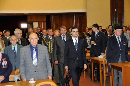 Do hlavního sálu MO ČR přivedl čestné předsednictvo tajemník Čs. obce legionářské Jiří Filip, který slavnostní shromáždění také řídil