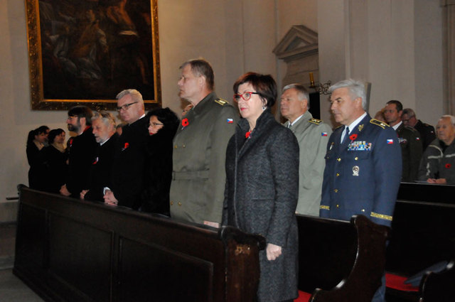 Bohoslužby vpředvečer Dne válečných veteránů se zúčastnila náměstkyně ministra obrany Alena Netolická spolu s náčelníkem Generálního štábu AČR armádním generálem Josefem Bečvářem