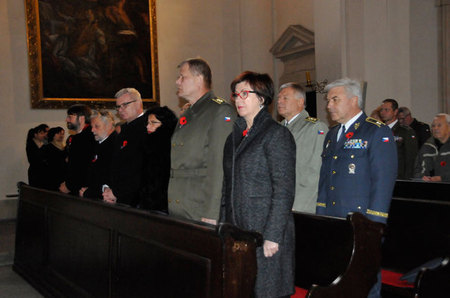 Bohoslužby vpředvečer Dne válečných veteránů se zúčastnila náměstkyně ministra obrany Alena Netolická spolu s náčelníkem Generálního štábu AČR armádním generálem Josefem Bečvářem