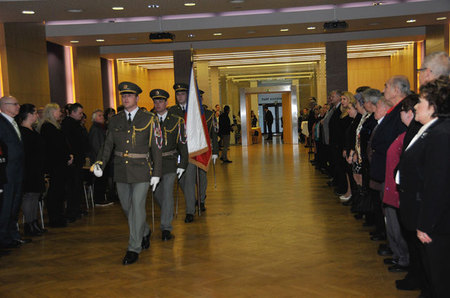 Přinesením státní vlajky do Kongresového sálu Domu armády Praha byl zahájen slavnostní ceremoniál