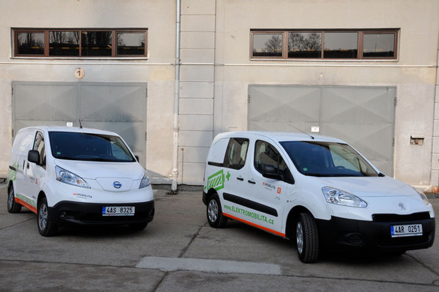 Dva nové elektromobily, které budou řidiči Agentury služeb MO testovat po dobu čtyř měsíců