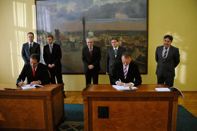 Smlouvu podepsali náměstek Koštoval a zástupce společnosti Matyáš