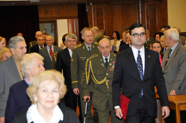 Příchod čestného předsednictva do hlavního sálu MO