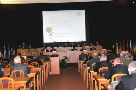 Z jednání Sněmu Sdružení válečných veteránů ČR v hlavním sále Ministerstva obrany ČR