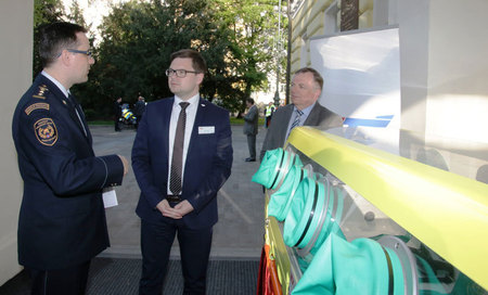 Na Žofíně se potkala celá řada odborníků i partnerů obranného průmyslu. Na snímku ředitel VTÚ Jiří Protiva s náměstkem GŘ HZS plk. D. Miklósem