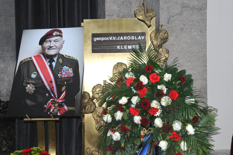 Z pohřbu s vojenskými poctami generálporučíka Jaroslava Klemeše v pražském strašnickém krematoriu 