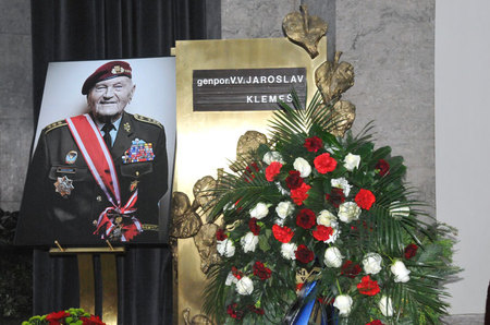 Lidé se naposled rozloučili s posledním výsadkářem z 2. světové války