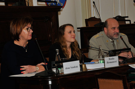 Hosty v sále, mezi nimiž nechyběli ani zástupci diplomatického sboru akreditovaní v ČR či historici z celého světa, přivítal ředitel VHÚ Praha plukovník Aleš Knížek