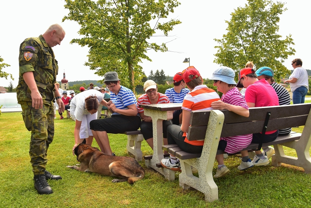 Vojáci z Pražského hradu navštívili klientky z Domova Zvíkovecká kytička