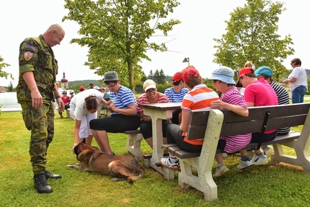 Ukázka výcviku strážního psa s nezbytným kontaktem s Kytičkami