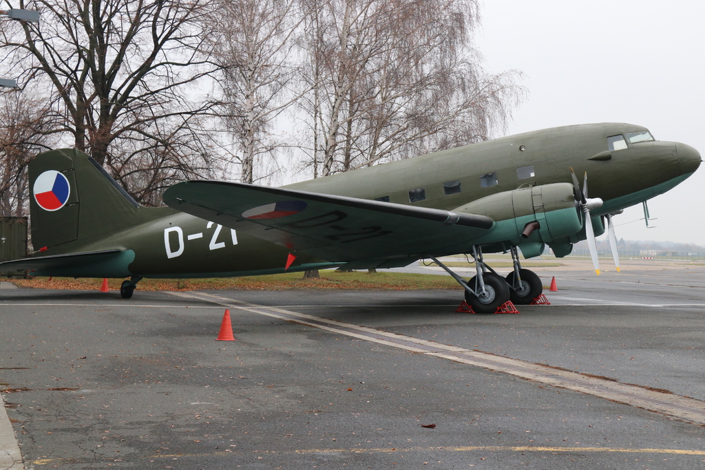 Letoun Douglas DC-3 Dakota při slavnostním předání do sbírek Leteckého muzea Kbely