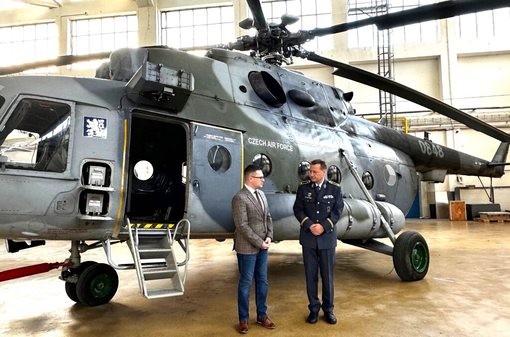 LOM PRAHA předal kbelské základně dva vrtulníky Mi-17