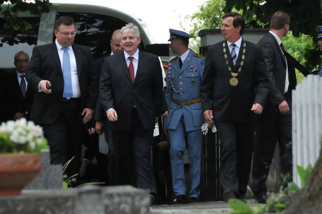 Z pietního aktu v u hrobu TGM v Lánech (1)