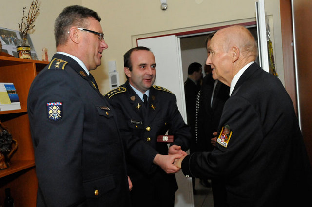 Náčelníka Vojenské kanceláře prezidenta republiky plukovníka Zdeňka Jakůbka a jeho zástupce plukovníka Martina Machatého přivítal ve svém pokoji v ÚVN major v.v. Vasil Korol