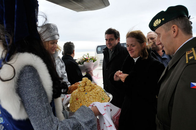 Tradiční přivítání přátel na letišti v Kazani