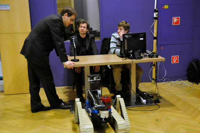 Michal Reinštein z ČVUT se studenty a robotem před zahájením semináře