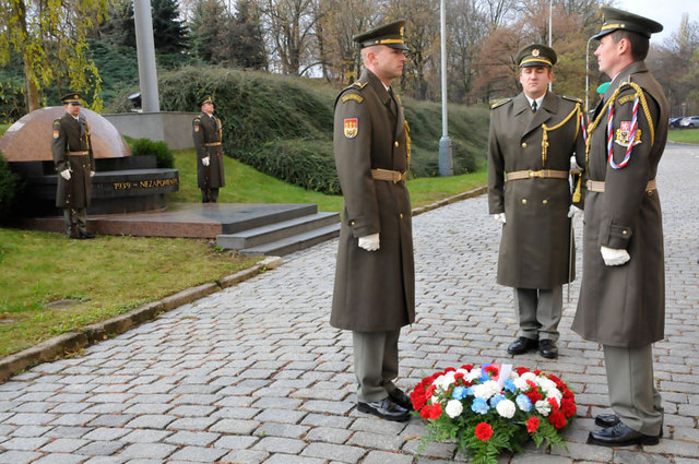 Vojáci Čestné stráže AČR před zahájením pietní vzpomínky u památníku na MO ČR v Praze