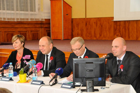Hlavní aktéři tiskové konference - zleva: ředitelka ZŠ Tusarova, Praha 7 - Monika Nezbedová, ministr MŠMT Dalibor Štys, ministr obrany Vlastimil Picek a jeho tiskový mluvčí Jan Pejšek