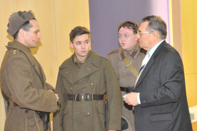 Místopředseda Společnosti Ludvíka Svobody Ludvík Engel upřesňuje roli členům Vojenského historického klubu Roty Nazdar při konferenci