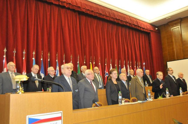 Čestné předsednictvo X. sjezdu Svazu PTP-VTNP, který se konal v hlavním sále Ministerstva obrany ČR v Praze