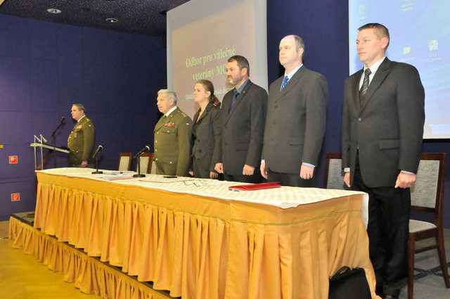 ... kromě nich v pracovním předsednictvu zasedli náměstkyně ministra obrany pro personalistiku Lenka Ptáčková Melicharová a zástupci odboru pro válečné veterány MO