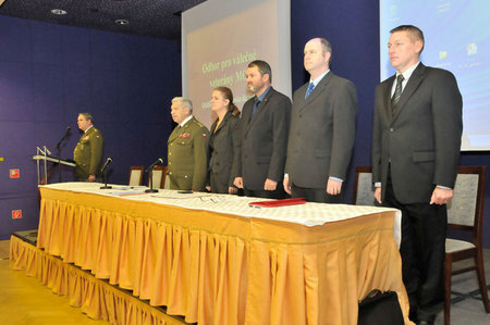 ... kromě nich v pracovním předsednictvu zasedli náměstkyně ministra obrany pro personalistiku Lenka Ptáčková Melicharová a zástupci odboru pro válečné veterány MO