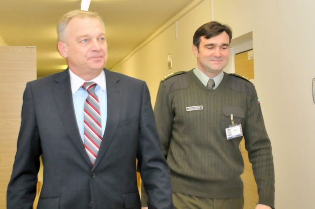 Ministra obrany ČR Vlastimila Picka Vojenskou nemocnicí v Brně provedl její ředitel plukovník Antonín Vodák