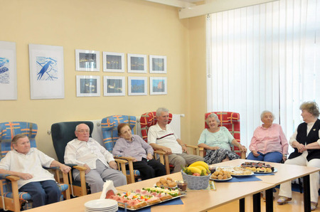 Společenská místnost na oddělení sociálních lůžek ÚVN Praha se stala místem předvánočního setkání zdejších válečných veteránů s ministrem obrany ČR Vlastimilem Pickem