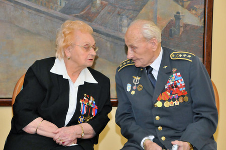 Předvánoční setkání na Ministerstvu obrany ČR je také skvělou příležitostí k tomu, aby se zde potkali přátelé - na snímku Božena Ivanová z Pardubického kraje a Ladislav Havriščák z Kralovéhradeckého kraje