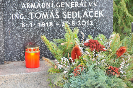 Na hřbitově městyse Lázně Toušeň se nachází hrob, ve kterém odpočívá armádní generál Tomáš Sedláček