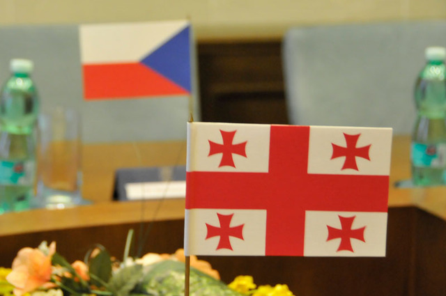 V popředí státní vlajka Gruzie