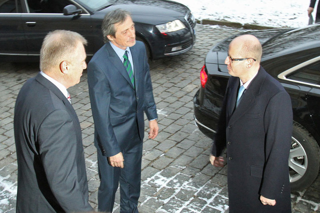 Přivítání předsedy vlády Bohuslava Sobotky a ministra obrany Martina Stropnického na Ministerstvu obrany ČR odstupujícím ministrem Vlastimilem Pickem
