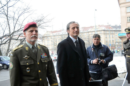 Generálporučík Petr Pavel přivítal ministra obrany Martina Stropnického před budovou Generálního štábu na pražském Vítězném náměstí