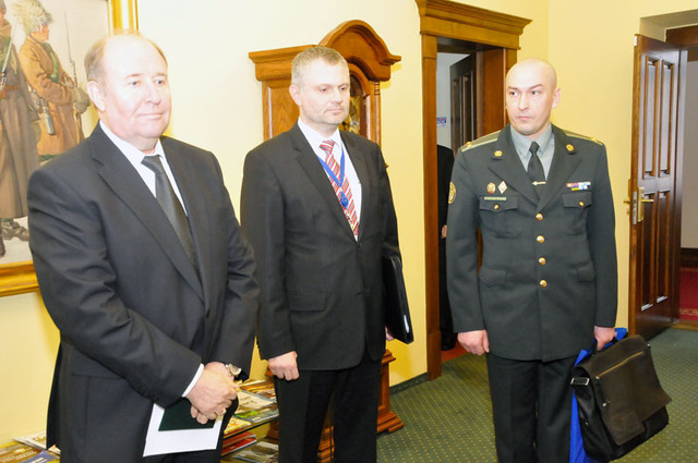 Z přijetí na Ministerstvu obrany ČR v Praze - zleva: velvyslanec Ukrajiny Borys Zajčuk, zástupce ředitele SOPS MO Radomír Jahoda a přidělenec obrany Ukrajiny podplukovník Serhii Moskaljuk