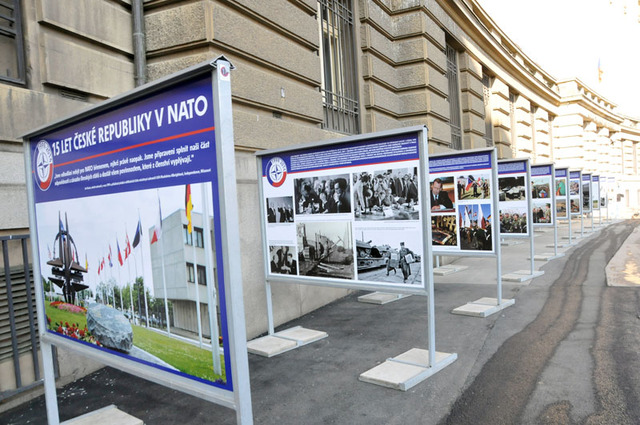 První letošní výstav před Generálním štábem AČR na Vítězném náměstí v pražských Dejvicích je věnována 15. výročí vstupu ČR do NATO