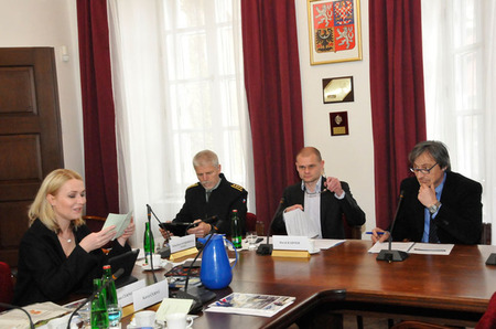 Před zahájením další části  6. schůze Výboru pro obranu Poslanecké sněmovny Parlamentu ČR v čele zasedli - zleva: generál Petr Pavel, předseda výboru David Kádner a ministr obrany Martin Stropnický