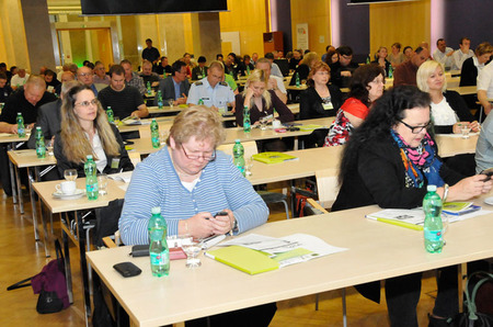 Účastníci odborného shromáždění před zahájením jednání... (1)