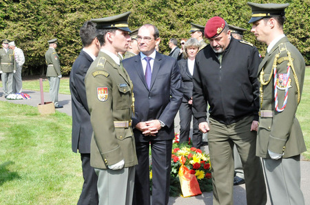 Před zahájením pietní vzpomínky v pražských Ďáblicích (1)