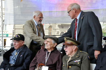 Vnuk generála Pattona George Patton Waters (stojící vpravo) se vítá s jedním z veteránů 2. světové války, které Plzeňané vzali za vlastní