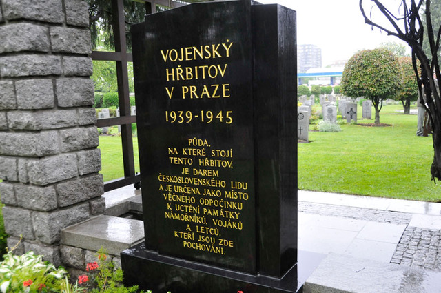 Pietní vzpomínky na Olšanských hřbitovech v Praze byly zahájeny na Vojenském hřbitově, kde jsou pochování vojáci zemi Commonwelthu