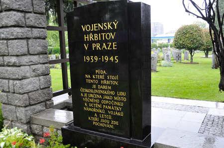 Pietní vzpomínky na Olšanských hřbitovech v Praze byly zahájeny na Vojenském hřbitově, kde jsou pochování vojáci zemi Commonwelthu