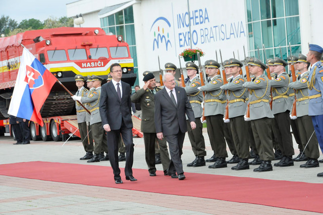 5. ročník Mezinárodního veletrhu obranné techniky v Bratislavě byl zahájen za přítomnosti prezidenta Slovenské republiky Ivana Gašparoviče, kterého doprovázel ministr obrany Martin Glváč a náčelník Generálního štábu Ozbrojených sil Slovenské republiky generál Milan Maxim
