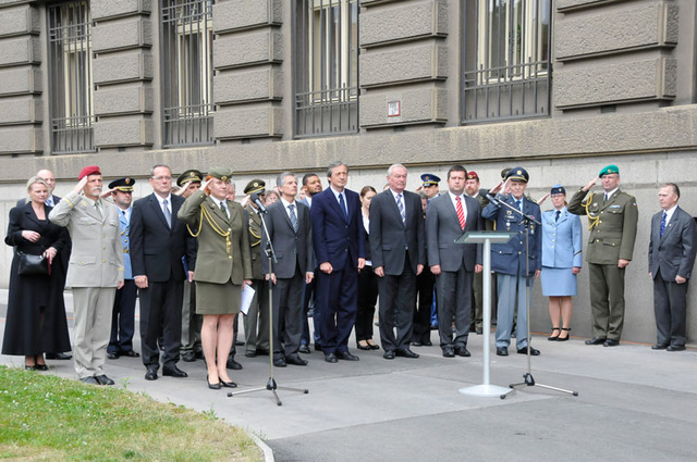 Pietní vzpomínka na generála Heliodora Píku byla zahájena před budovou Generálního štábu AČR slovenskou a českou státní hymnou - hosté pietní vzpomínky (1)
