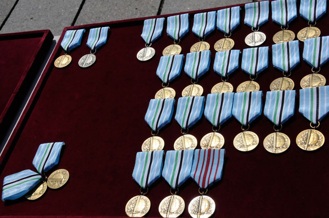 Medaile ministra obrany Za službu v zahraničí - Afghánistán a jedna z nich s červenými proužky je Za službu v zahraničí - bojová zahraniční operace - tu obdržel kapitán Pavel Vystrčil