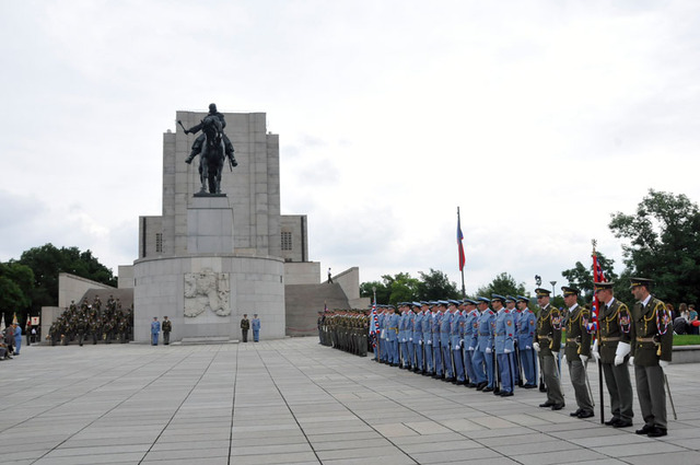 Čestná stráž před zahájením slavnostního nástupu na pražském Vítkově