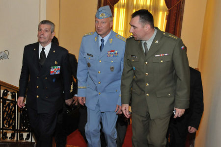 Admirál Di Paola přichází v doprovodu generála Picka na Ministerstvo obrany ČR